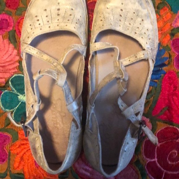 Pretty White & Gold Spattered Leather Strappy Flats - Picture 6 of 7